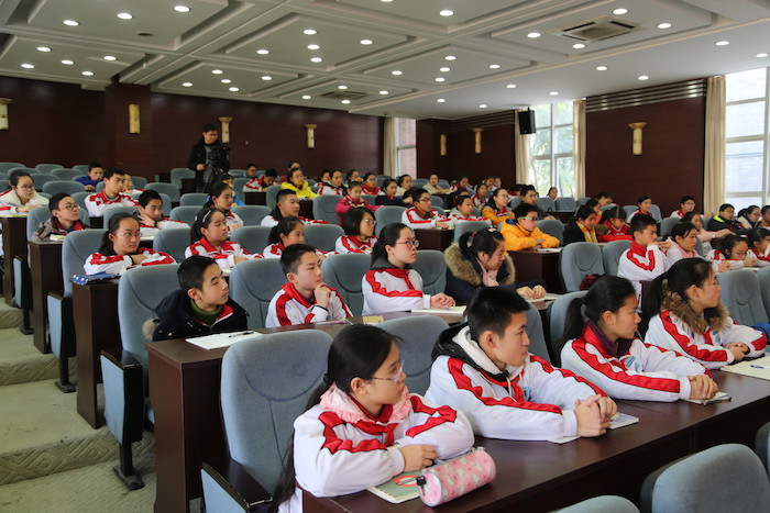 3全体学生干部认真听讲座.JPG