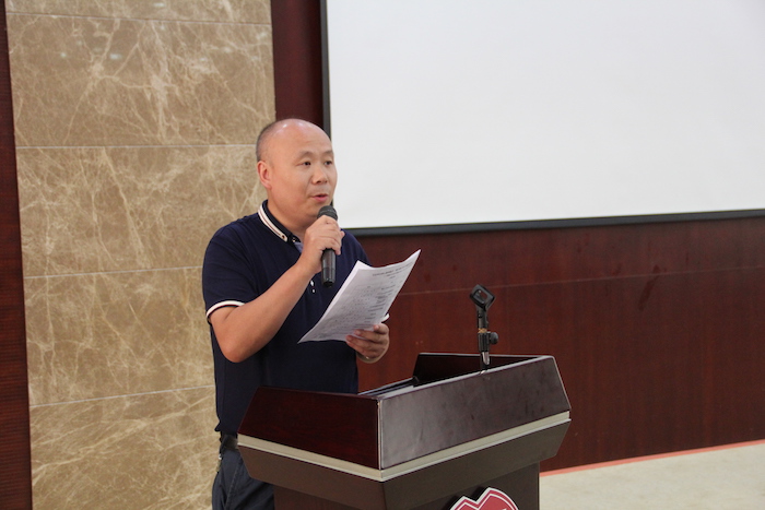 9  2017届年级组长王翔宇老师专题讨论汇报.JPG