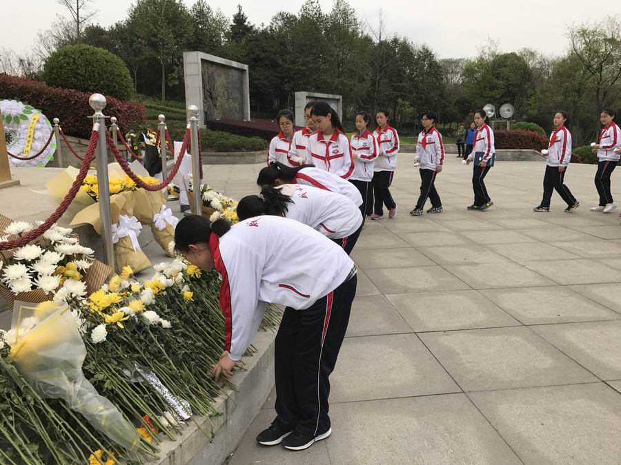 调整大小 4敬献花束.jpg