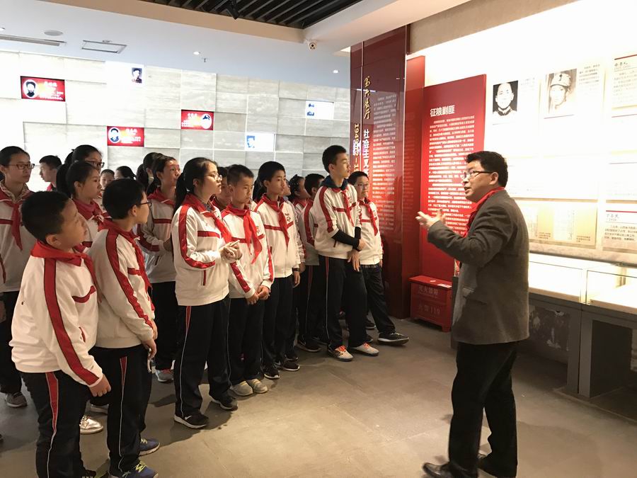 调整大小 5邱校长声情并茂演讲.jpg