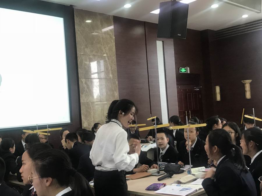 调整大小 3叶李老师与学生们研讨.jpg